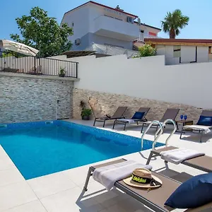 https://apartments-villa-frankola-with-swimming-pool.primorje-gorskikotar.com